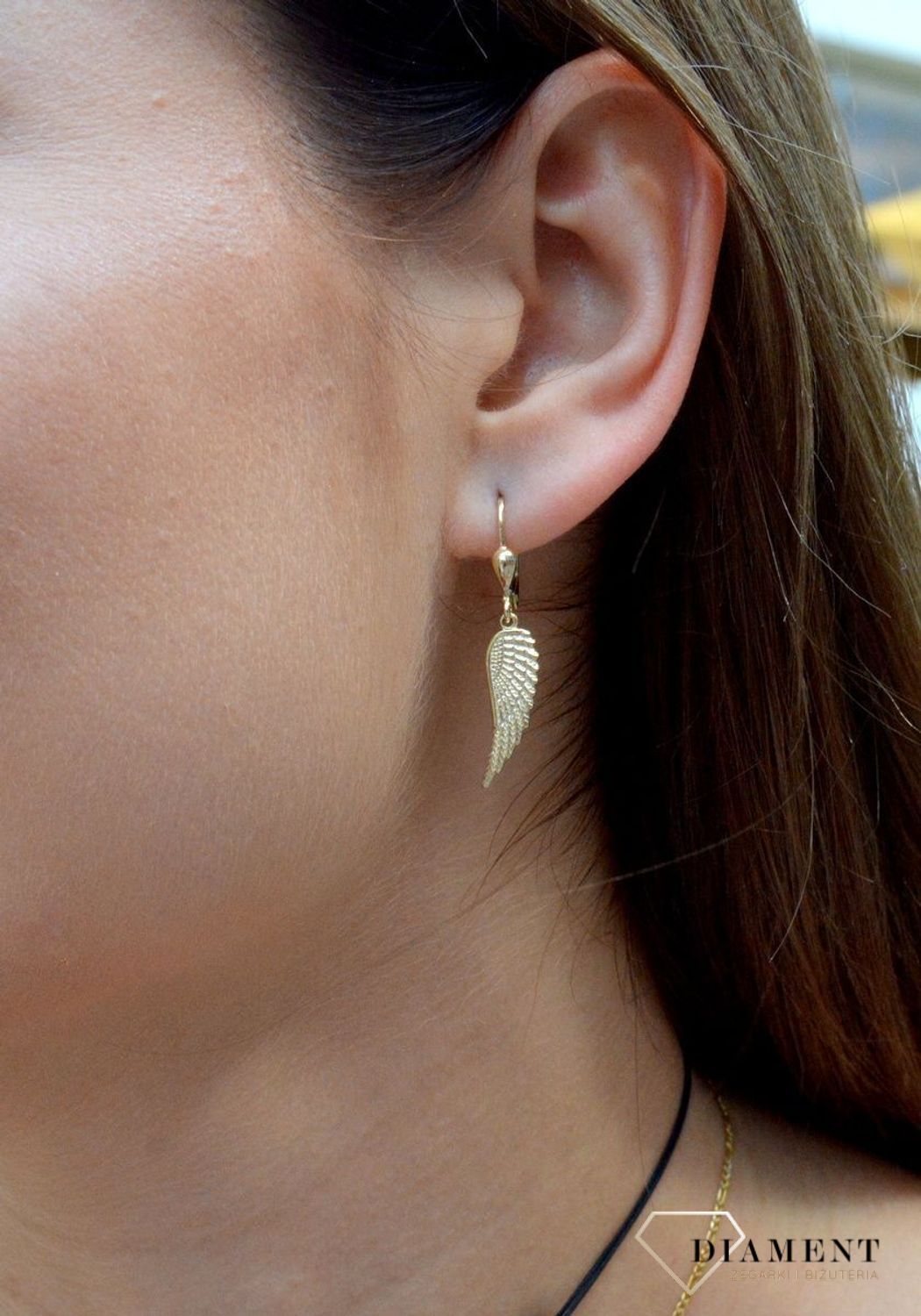 Złote kolczyki wiszące skrzydła próby 333 KL 9513A 333. Takie kolczyki będą niezwykłym prezentem dla kobiety interesującej się najnowszymi trendami. Na prezent . Modne kolczyki..jpg